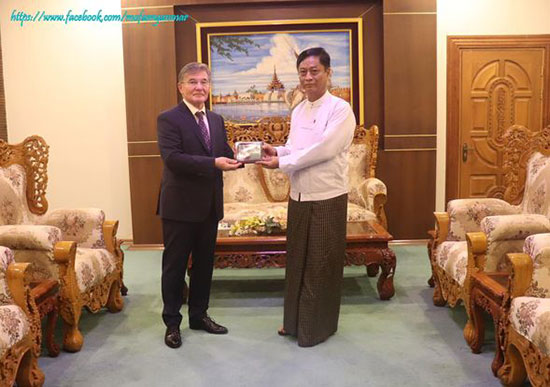 နိုင်ငံခြားရေးဝန်ကြီးဌာန၊ ဒုတိယဝန်ကြီး ဦးလွင်ဦး အား “နှစ်နိုင်ငံဆက်ဆံရေး တိုးတက်ဖော်ဆောင်ခြင်း” ဆုတံဆိပ် (For Interaction) ချီးမြှင့်ပေးအပ်