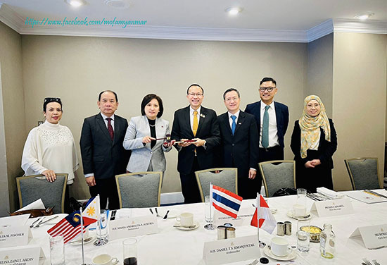 အာဆီယံကော်မတီအစည်းအဝေးနှင့် အလှည့်ကျဥက္ကဋ္ဌတာဝန်လွှဲပြောင်းသည့်အခမ်းအနားသို့ ကနေဒါနိုင်ငံဆိုင်ရာမြန်မာသံအမတ်ကြီး တက်ရောက်