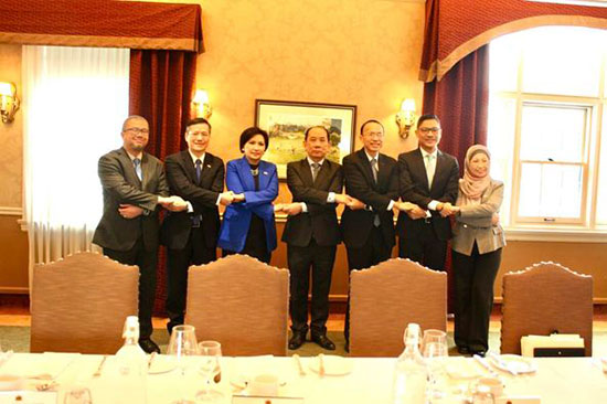 ကနေဒါနိုင်ငံဆိုင်ရာ မြန်မာသံအမတ်ကြီးက အာဆီယံကော်မတီ(အော်တာဝါ)၏ (၂၈၄)ကြိမ်မြောက်အစည်းအဝေးနှင့် အလုပ်သဘောနေ့လယ်စာစားပွဲ လက်ခံကျင်းပ