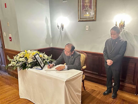 ဗီယက်နမ်သမ္မတဟောင်း ကွယ်လွန်ခြင်းအတွက် ဝမ်းနည်းကြောင်းမှတ်တမ်းစာအုပ်တွင် မြန်မာသံအမတ်ကြီး လက်မှတ်ရေးထိုး