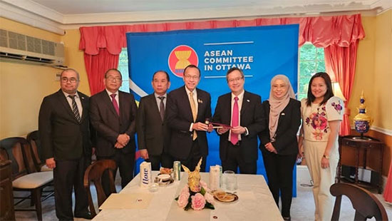 အာဆီယံကော်မတီအစည်းအဝေးနှင့် အလှည့်ကျဥက္ကဋ္ဌတာဝန်လွှဲပြောင်းသည့်အခမ်းအနားသို့ ကနေဒါနိုင်ငံဆိုင်ရာ မြန်မာသံအမတ်ကြီး တက်ရောက်