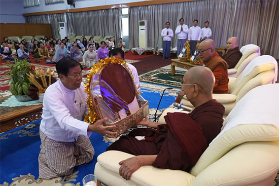 နိုင်ငံခြားရေးဝန်ကြီးဌာန ဝန်ထမ်းမိသားစုများ၏ (၁၉) ကြိမ်မြောက် ကထိန်လျာသင်္ကန်း ဆက်ကပ်လှူဒါန်းခြင်း အခမ်းအနားကျင်းပ