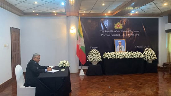 ပြည်ထောင်စုသမ္မတမြန်မာနိုင်ငံတော်၊ ယာယီသမ္မတဦးမြင့်ဆွေကွယ်လွန်ခြင်းအတွက် ဝမ်းနည်းကြောင်းမှတ်တမ်းစာအုပ်တွင် ရန်ကုန်မြို့အခြေစိုက်သံရုံးများမှ သံအမတ်ကြီးများနှင့် သံရုံးအကြီးအကဲများက လက်မှတ်ရေးထိုးခြင်း